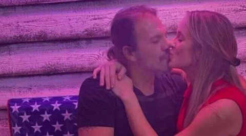 Tolga Karel eşini öpücüklere boğdu