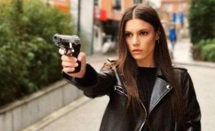 Yüsra Geyik'ten İzzet Yıldızhan'a gönderme