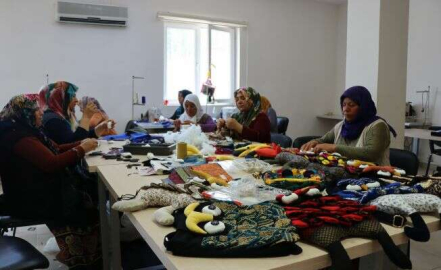 Kadınların atık malzemelerden yaptığı baykuş çantalarına yoğun ilgi