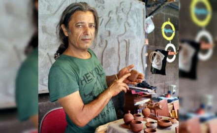 Kültepe'den çıkarılan tabletleri çivi yazısıyla kile işliyor