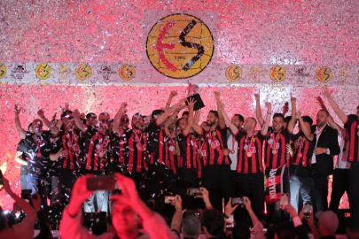 Eskişehirspor şampiyonluğunu sahada kutladı
