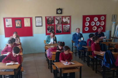 Bilecik Pazaryeri'nde protokol öğrencilerle birlikte kitap okudu