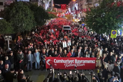 Manisa’da Cumhuriyet coşkusu meydanlara taştı