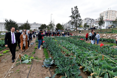 İzmir Bornova'da kent bostanlarında hasat coşkusu