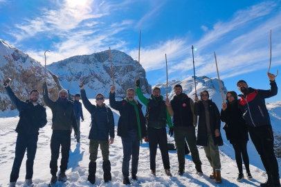 Batman'da Harrut Yaylası’na karlı yolda 4 saatlik tırmanış