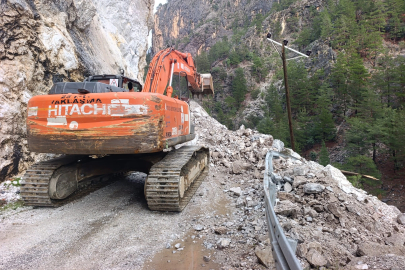 Alanya’da heyelan sonrası yol ulaşıma açıldı