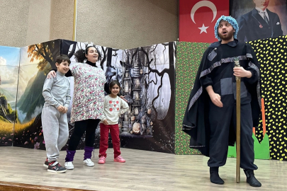 Gölcük’te çocuklara özel sahne yüzleri güldürüyor