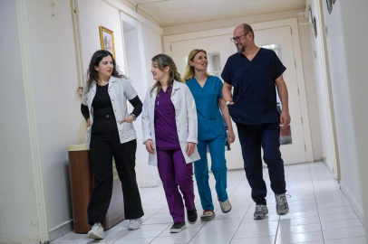 İzmir'de doğdukları hastanede şifa dağıtıyorlar