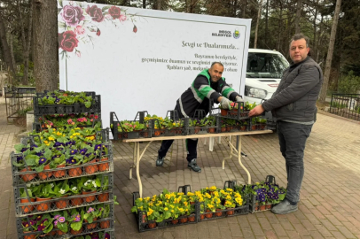 Bursa İnegöl’de mezarlıklar çiçek bahçesine büründü