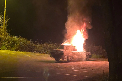 Akçakoca’da park halindeki araç alev alev yandı