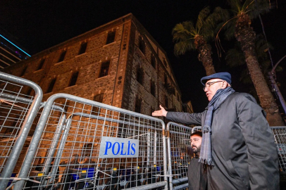 İzmir'de gece nöbetine devam... CHP'li Tanal pense ile plastik kelepçeleri kesti!