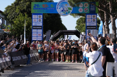 Çeşme’de rekor katılım... 43 ülkeden 3 bin 450 sporcu rüzgar eşliğinde koştu