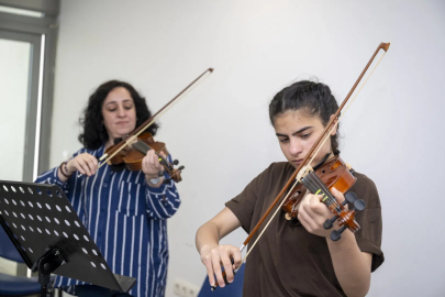 Mersin'de müzik kursları vatandaşların ruhuna dokunuyor