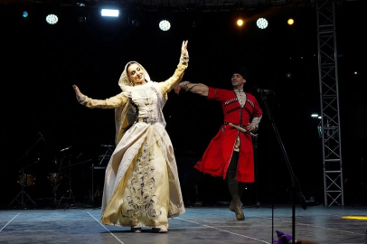 İstanbul Beylikdüzü'nde Uluslararası Halk Dansları zamanı