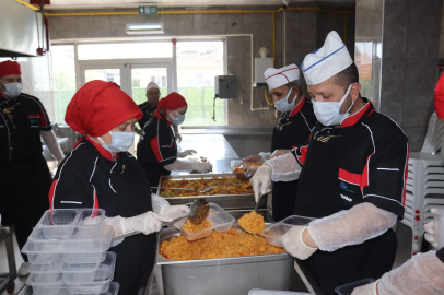 İzmit'te sıcak yemek desteğiyle dayanışma büyüyor