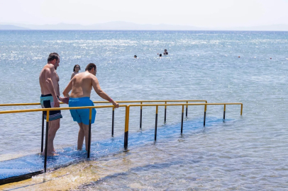 İzmir’de engelli yurttaşlar denizle buluşuyor