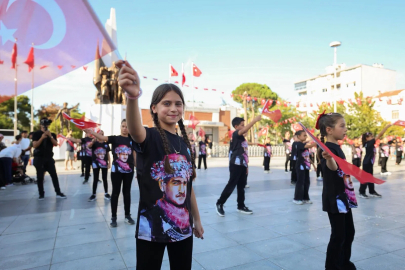 Zafer Bayramı Manisalı çocukların neşesiyle kutlandı