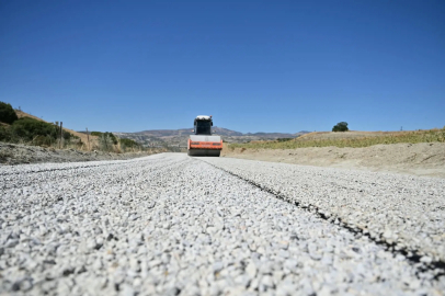 Manisa Selendi’de 26 yıllık yola ilk asfalt