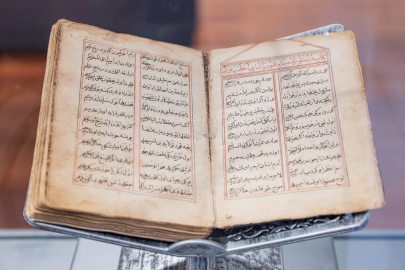 Yüzyılların hazinesi yeniden vitrine çıktı... Dünyada iki nüshası var, biri İzmir’de