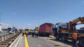 TEM Otoyolu’nda kamyon hafriyat kamyonuna çarptı