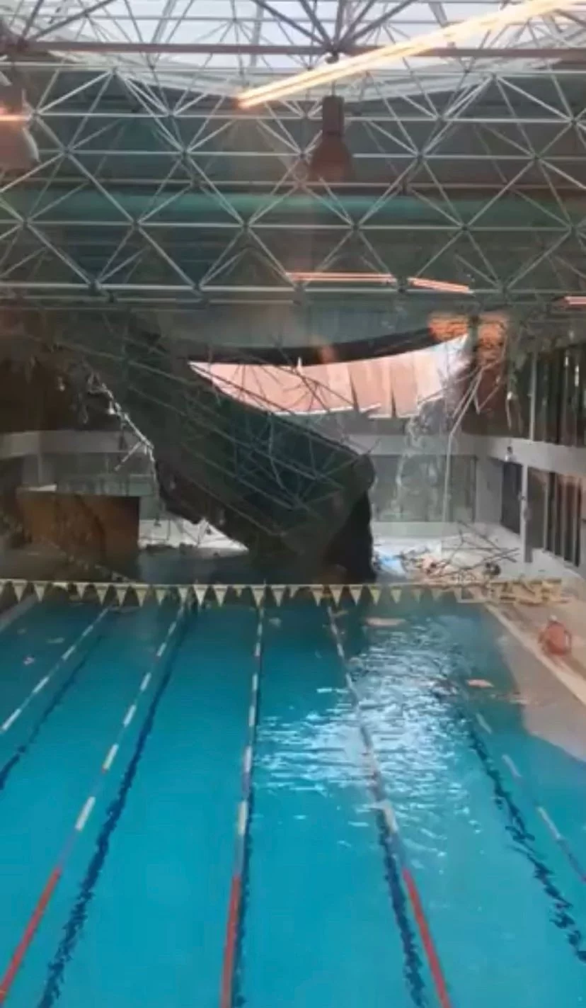 Beykoz’da şiddetli yağmura dayanamayan spor salonunun çatısı çöktü