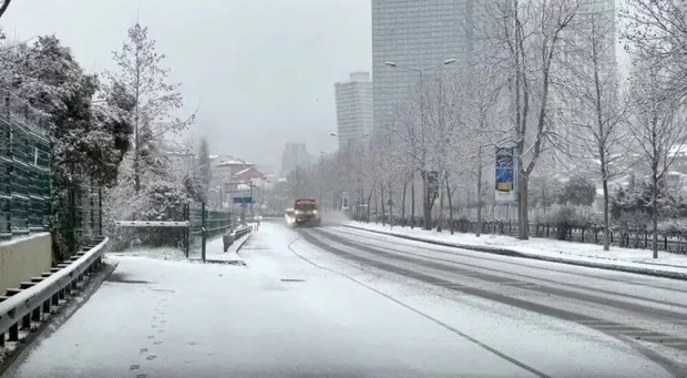 İstanbul'da beklenen kar yağışı geldi!