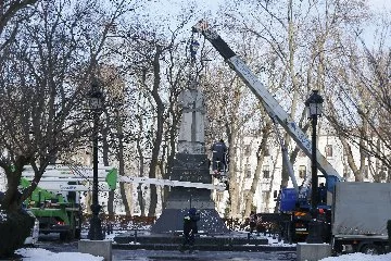 Kiev'de Sovyet general Nikolay Vatutin'in anıtı kaldırıldı