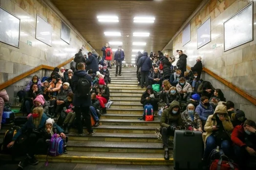 Ukraynalılar geceyi metro istasyonlarında geçirdi