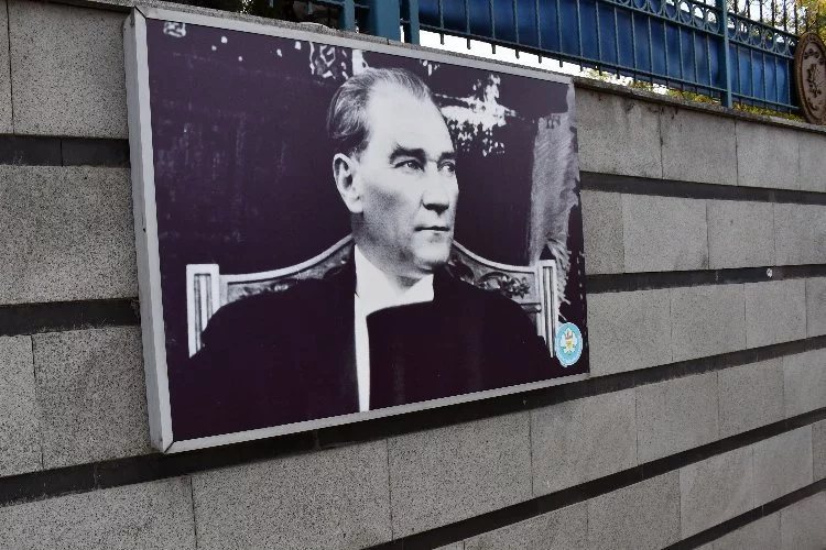 Manisa'da Atatürk fotoğrafları yenilendi